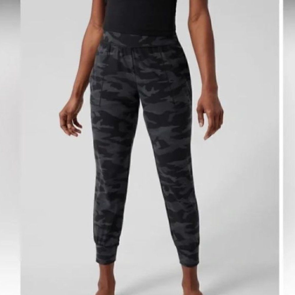 ATHLETA Salutation Jogger Camo Black Size XS
